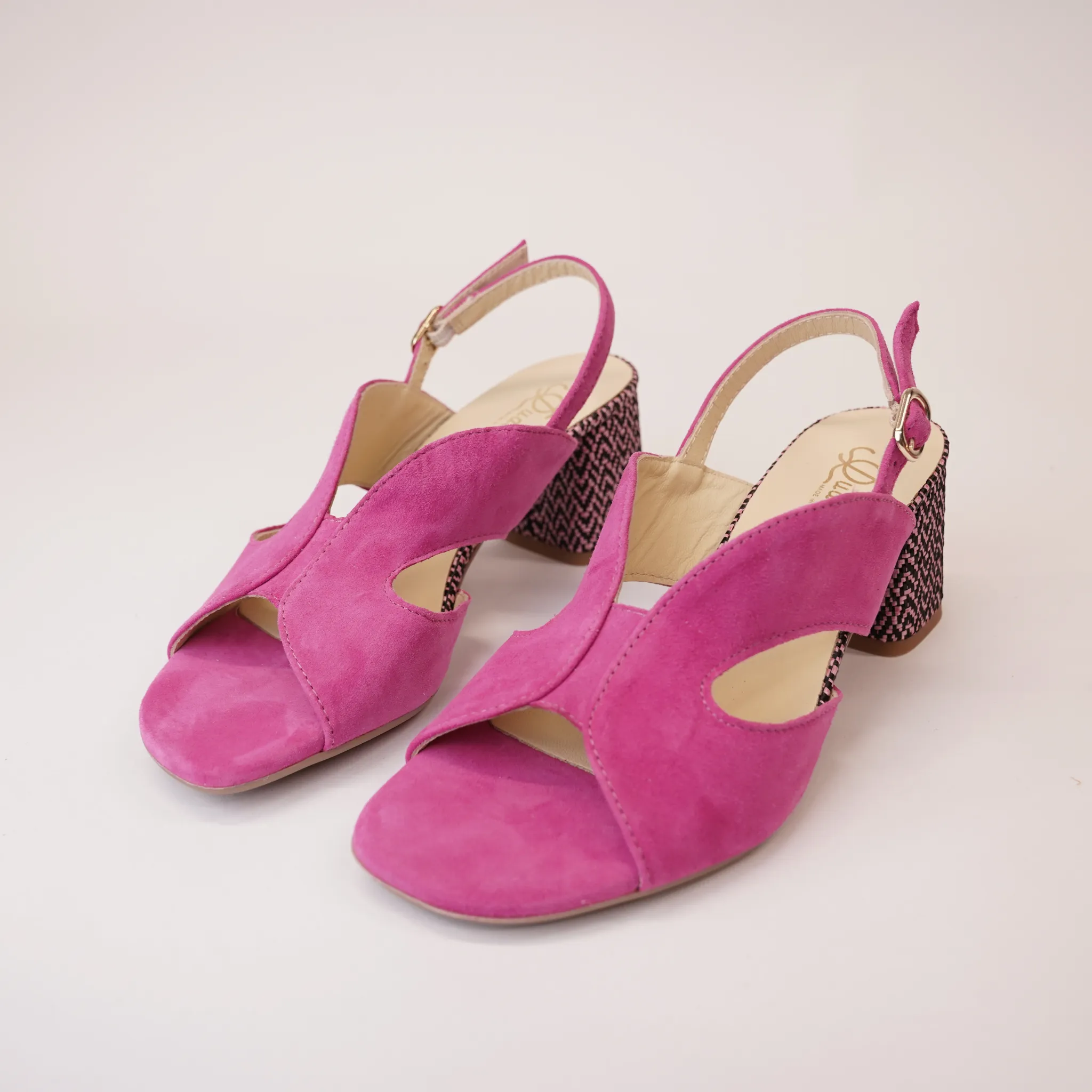 21180 Fuchsia Suede Heels