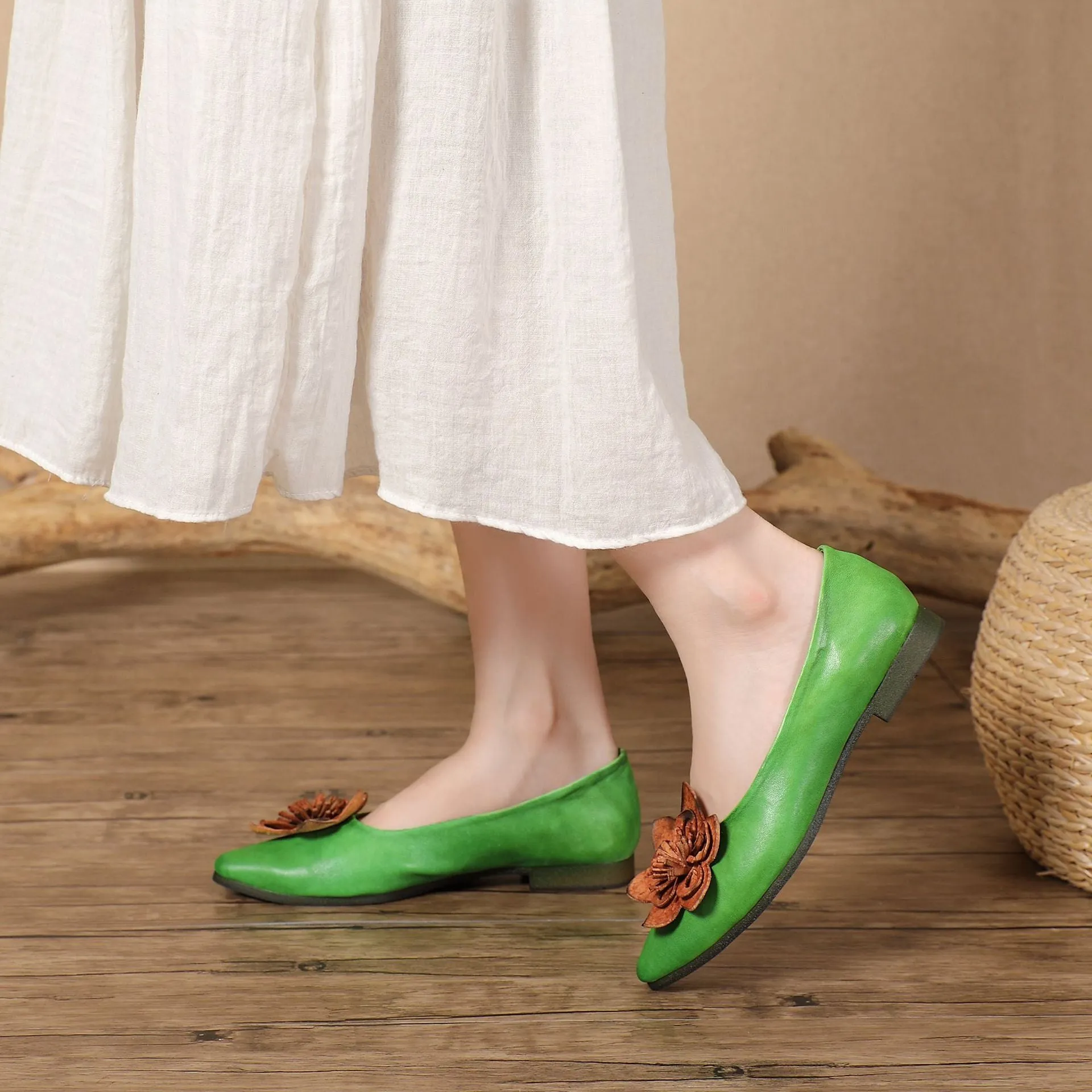 Women Handmade Leather Flower Literary Pointed Toe Soft Sole Comfortable Flat Shoes